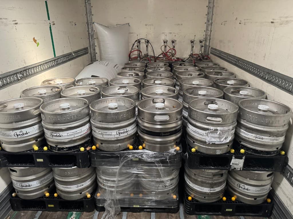 Intérieur d'un camion de livraison MON ALCOOL chargé de fûts de bière sur palettes